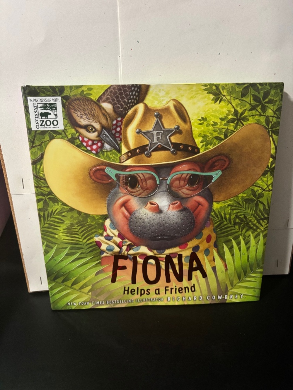 Fiona Helps a Friend (A Fiona the Hippo Book)